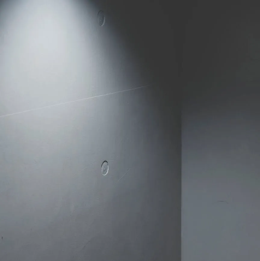 В тусклом свете